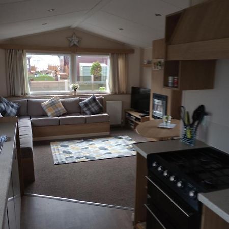 D24 Is A 2 Bedroom 6 Berth Caravan Close To The Beach On Whitehouse Leisure Park In Towyn Near Rhyl With Decking And Private Parking Space This Is A Pet Free Caravan Abergele Extérieur photo