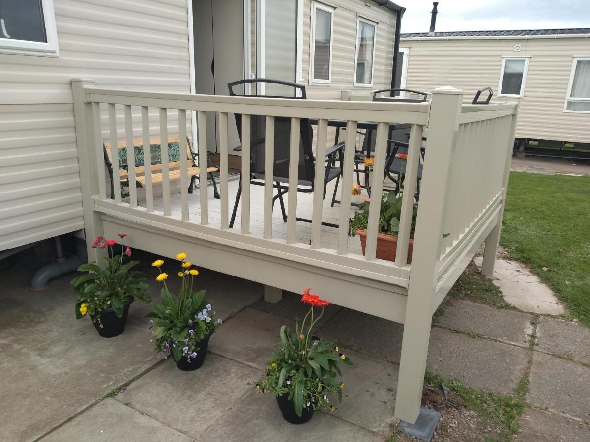 D24 Is A 2 Bedroom 6 Berth Caravan Close To The Beach On Whitehouse Leisure Park In Towyn Near Rhyl With Decking And Private Parking Space This Is A Pet Free Caravan Abergele Extérieur photo