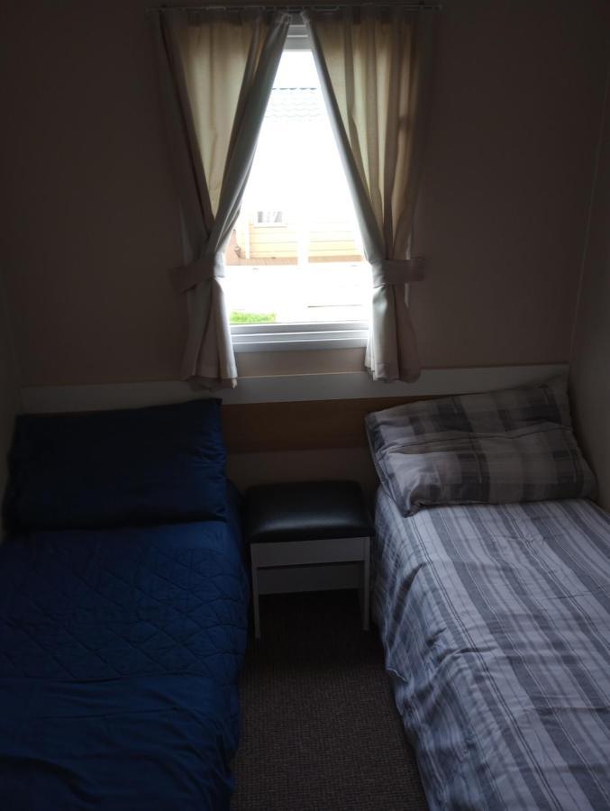 D24 Is A 2 Bedroom 6 Berth Caravan Close To The Beach On Whitehouse Leisure Park In Towyn Near Rhyl With Decking And Private Parking Space This Is A Pet Free Caravan Abergele Extérieur photo