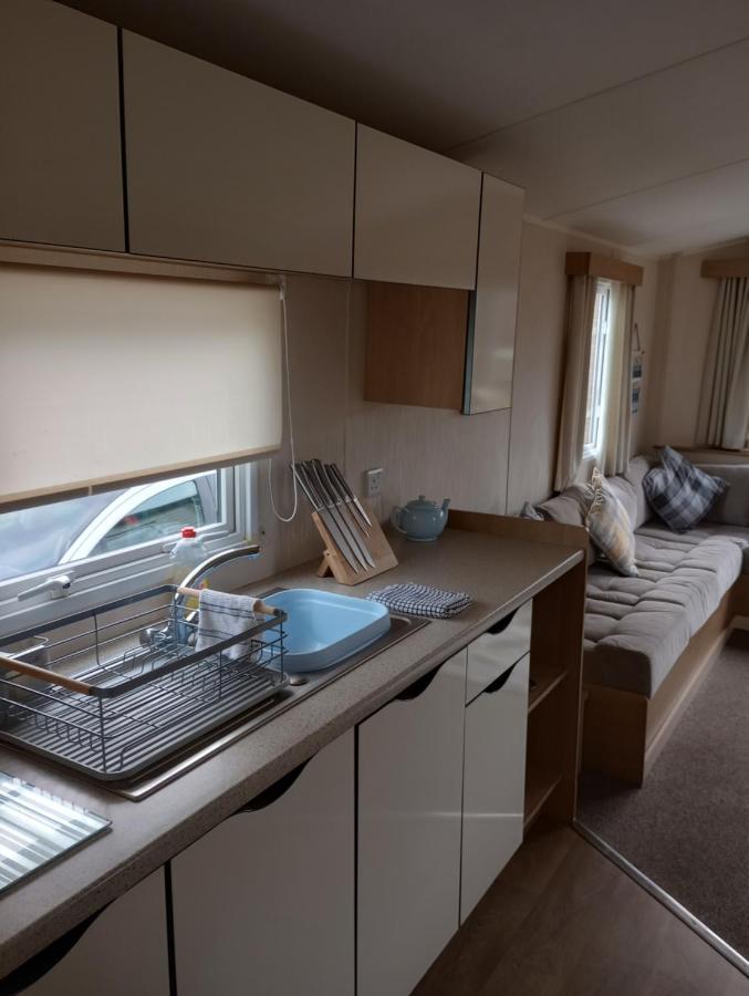 D24 Is A 2 Bedroom 6 Berth Caravan Close To The Beach On Whitehouse Leisure Park In Towyn Near Rhyl With Decking And Private Parking Space This Is A Pet Free Caravan Abergele Extérieur photo