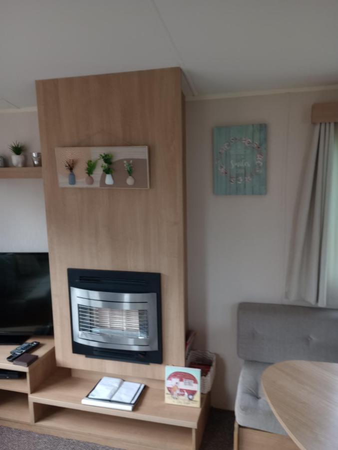 D24 Is A 2 Bedroom 6 Berth Caravan Close To The Beach On Whitehouse Leisure Park In Towyn Near Rhyl With Decking And Private Parking Space This Is A Pet Free Caravan Abergele Extérieur photo